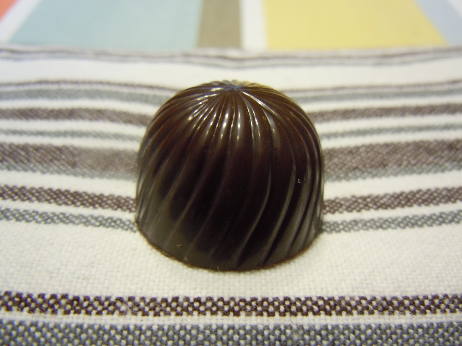 Etat de choc: Praline au chocolat noir fourrée à la crème fraiche vanillée