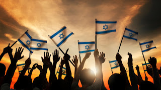 Mâini fluturând steagul Israelului - imagine preluată de pe site-ul haaretz.com Mâini fluturând steagul Israelului - imagine preluată de pe site-ul haaretz.com