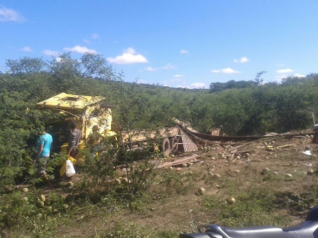 Caminhão de coco tomba próximo a Macajuba