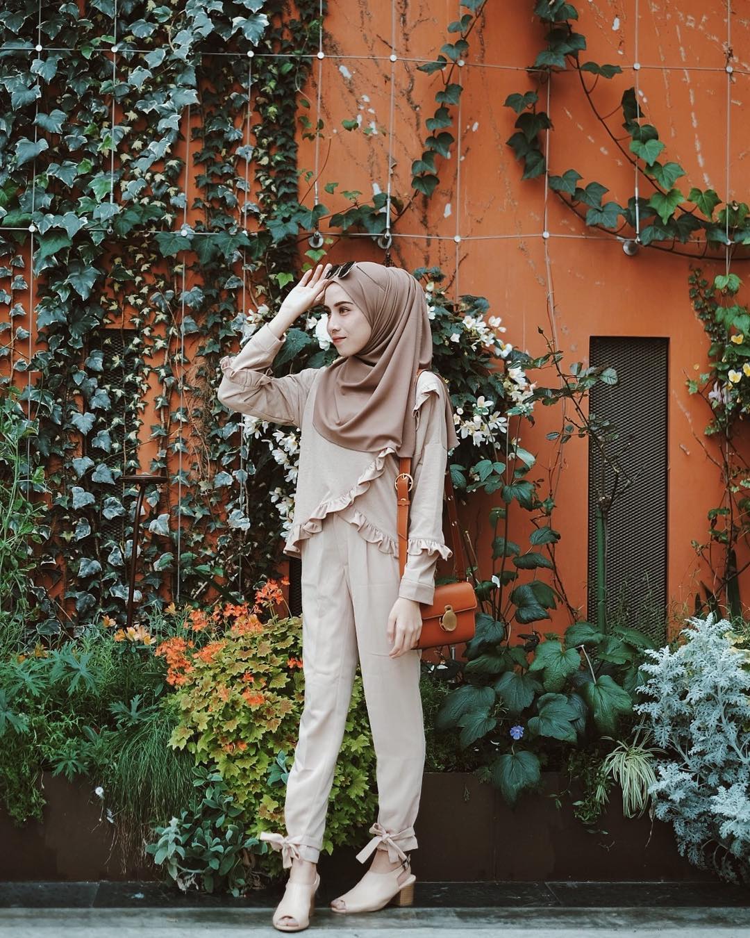 Outfit Baju Atasan Berhijab Ala Selebgram 2018top blouse longpants celana panjang bawahnya pita high heels wedges warna mocca pashmina coklat muda tua slingbag orange bata emas kacamata hitam bahan kain katun kerudung satin gaya casual ootd baju atasan 2018 tanaman lampu Outfit Baju Atasan Berhijab Ala Selebgram 2018top blouse longpants celana panjang bawahnya pita high heels wedges warna mocca pashmina coklat muda tua slingbag orange bata emas kacamata hitam bahan kain katun kerudung satin gaya casual ootd baju atasan 2018 tanaman lampu