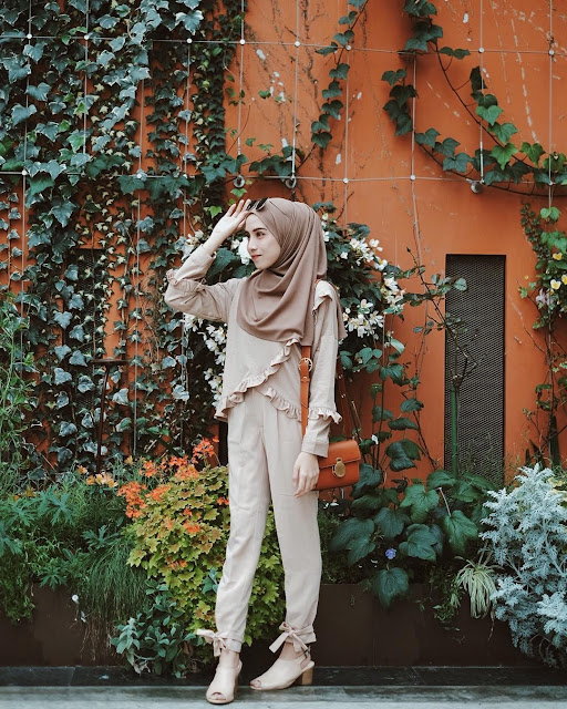 Outfit Baju Atasan Berhijab Ala Selebgram 2018top blouse longpants celana panjang bawahnya pita high heels wedges warna mocca pashmina coklat muda tua slingbag orange bata emas kacamata hitam bahan kain katun kerudung satin gaya casual ootd baju atasan 2018 tanaman lampu Outfit Baju Atasan Berhijab Ala Selebgram 2018top blouse longpants celana panjang bawahnya pita high heels wedges warna mocca pashmina coklat muda tua slingbag orange bata emas kacamata hitam bahan kain katun kerudung satin gaya casual ootd baju atasan 2018 tanaman lampu