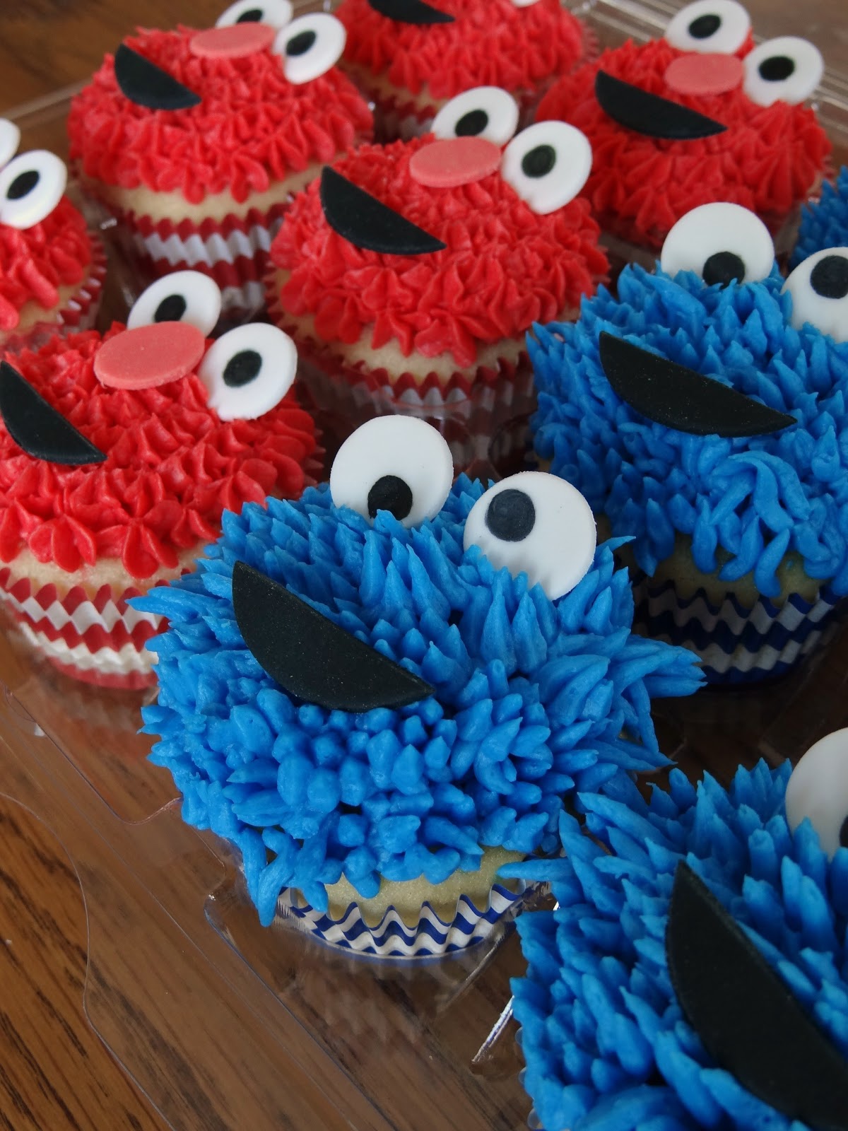 Libby&amp;#39;s Cupcakes Etc: Cookie Monster &amp; Elmo Cupcakes