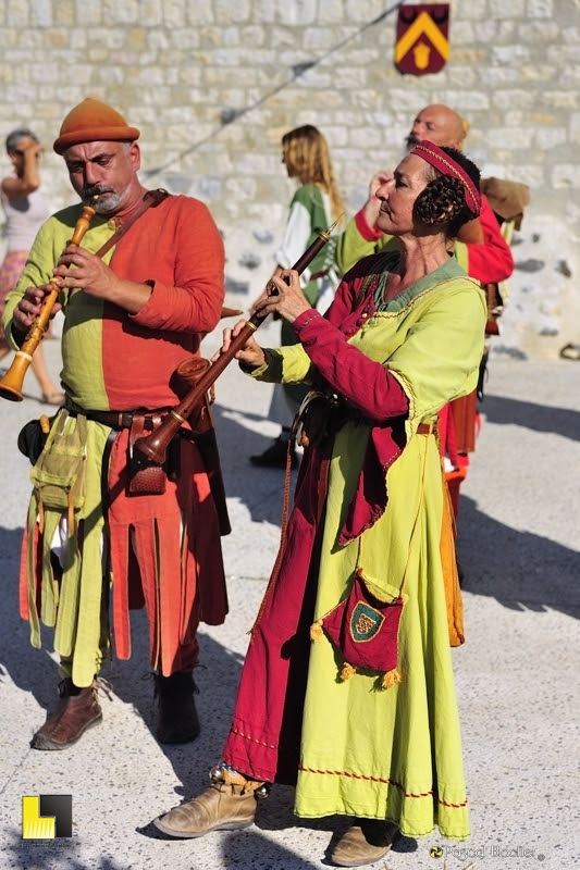 fete medievale de saint vincent de barres musicienne des goliards photo Pascal Blachier