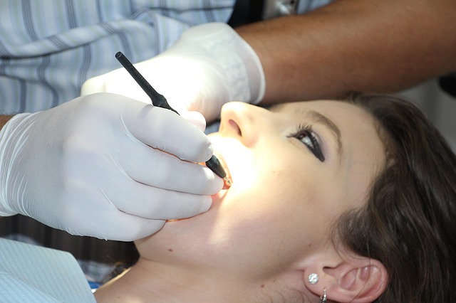 歯の治療中の女性
