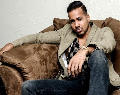 Anthony Santos Foto de Romeo Santos posando con bigote y barba