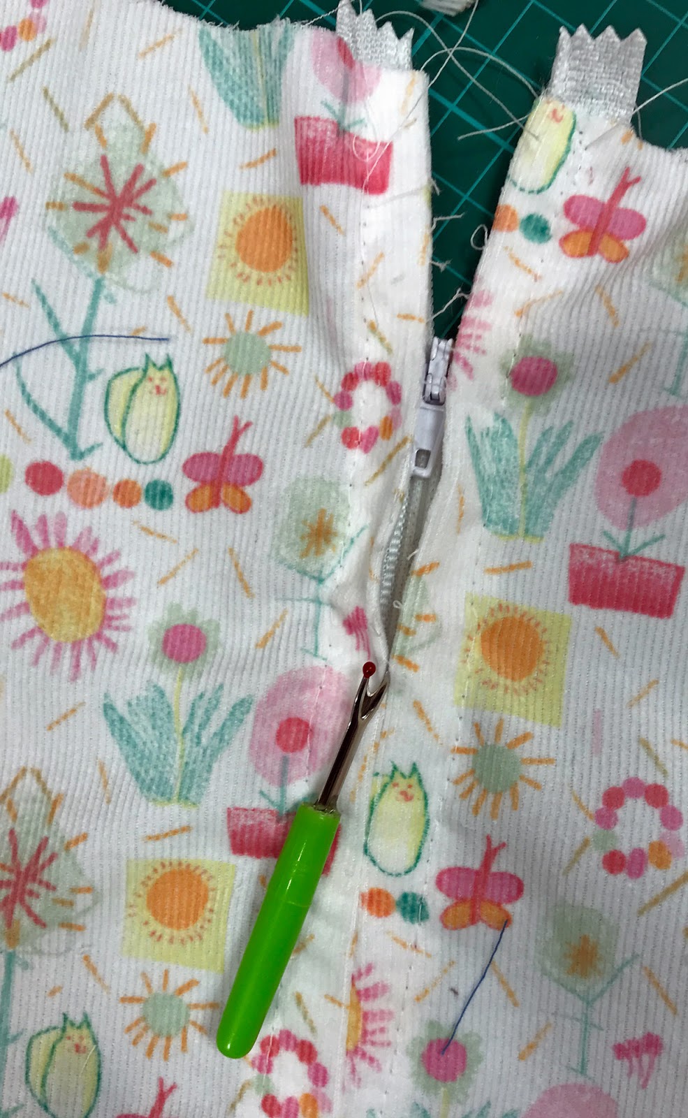 New Grandma Wants to Sew! Technique Easy way to put in a zip a