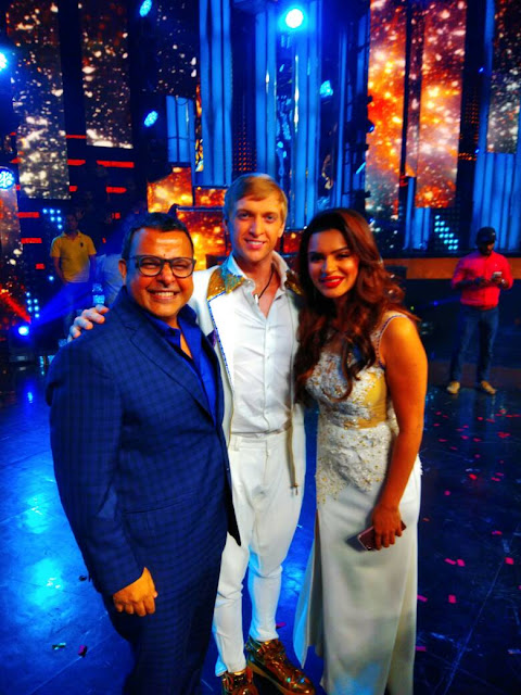Mr. Vijay Jain with contestants Aashka Goradia Brent Globe Mr. Vijay Jain with contestants Aashka Goradia Brent Globe