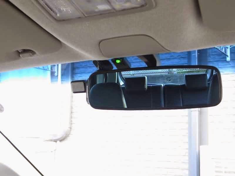 ほぼ運転席からの視線で撮しました。
運転席からはGPSアンテナしか見えない位置に取付けました DRY-WiFi40c ドライブレコーダーを運転席から目立たない位置に取付けしました。ドライブレコーダー本体がコンパクトに出来ているので運転席からはほとんど見えません。電源は以前プラズマクラスタータイマーキットを取付けた時と同じ系統の配線にて処理