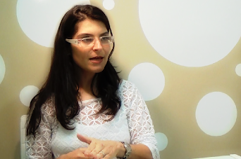Psicóloga Flávia Paes fala sobre TCC, medo de avião e uso de remédios