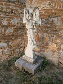 το ταφικό μνημείο του Λεωνίδα Καζαντζή στην Καστοριά