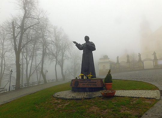 Pomnik Jana Pawła II na Placu Rajskim przed Bazyliką Matki Bożej Anielskiej w Kalwarii Zebrzydowskiej. Pomnik Jana Pawła II na Placu Rajskim przed Bazyliką Matki Bożej Anielskiej w Kalwarii Zebrzydowskiej.