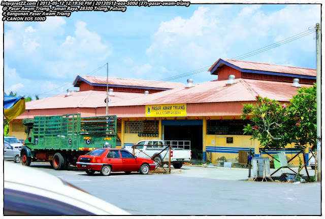Picture of Triang Public Market, Bera District Council. In front of it was a class C truck and a red Proton Saga Aeroback car.