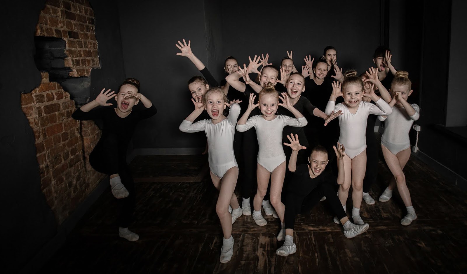 Танец селфи в детском саду. Эстрадные танцы для детей. Балетная школа девочки подростки. Современная хореография дети. Детская хореографическая студия.