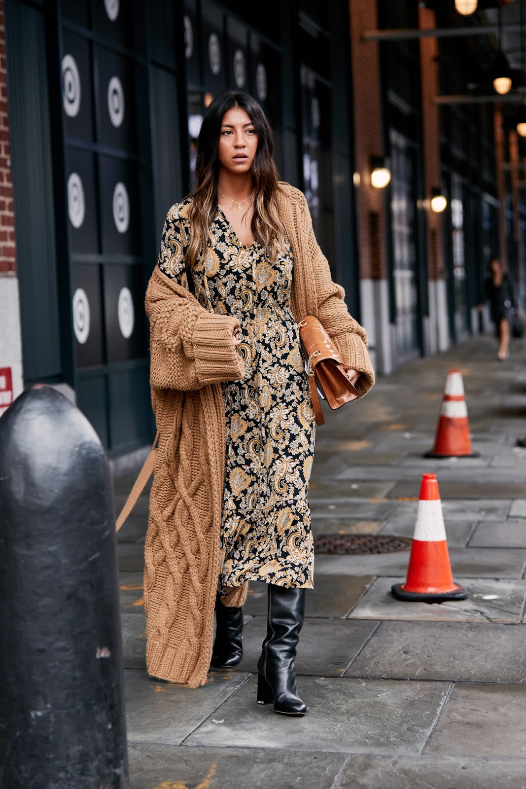 Серый рюкзак с коричневым пальто. Модные тренды для женщин 2023 зима-. Зимняя одежда для женщин. Оливия палермо стиль лук. Образы с длинным кардиганом.