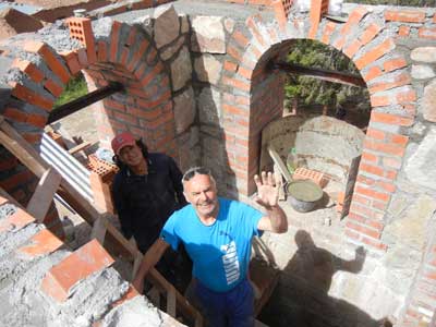 Der Chef inspiziert den im Aufbau befindlichen Kirchturm Der Chef inspiziert den im Aufbau befindlichen Kirchturm