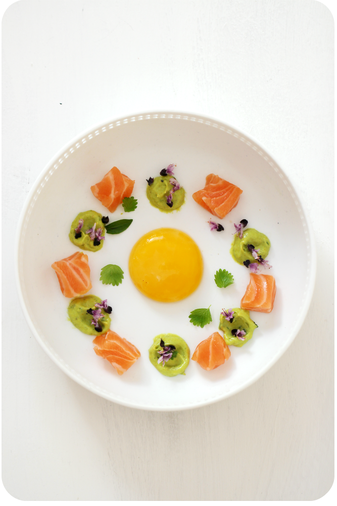 Onsen-Ei(gelb) 59/45 mit Guacamole, Lachs-Sashimi und Tulsiblüten | Arthurs Tochter Kocht von Astrid Paul
