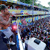 Carnaval: Folião sobe em cabine do trio de Igor Kannário e leva bronca