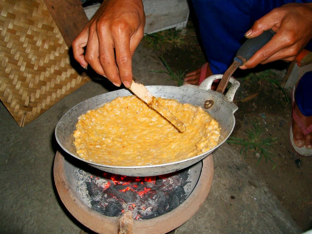 Proses pembuatan kerak telor tradisional Betawi