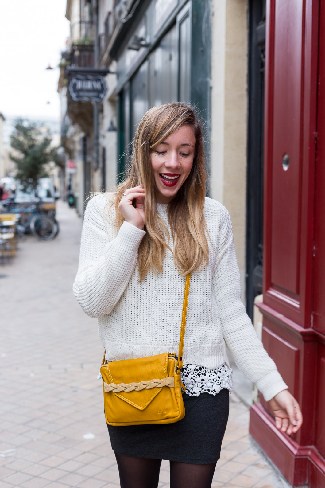Poncho pull blanc avec détail dentelle