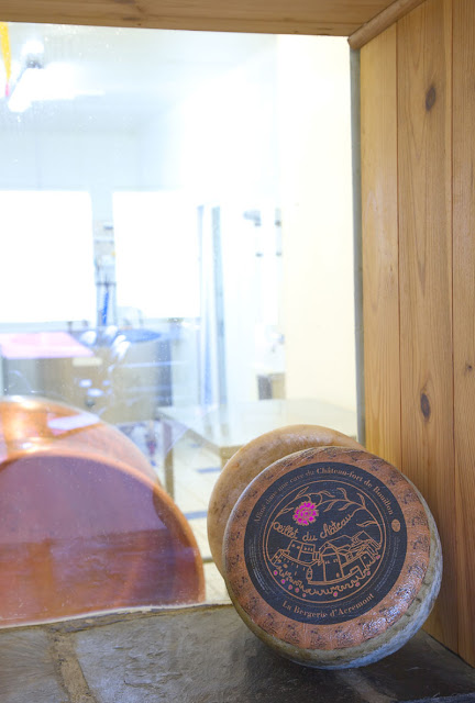 L'oeillet du château i miedziana wanna. Produkcja serow owczych. Edyta Guhl. http://dolcevitainmykitchen.blogspot.de