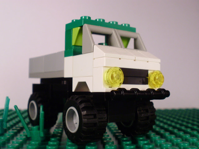 MOC Mercedes Unimog feito com peças LEGO