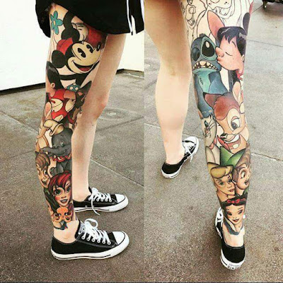 Pierna tatuada con personajes de Disney