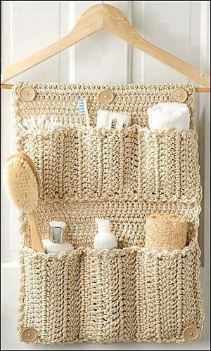 Un organizador con perchas para el baño