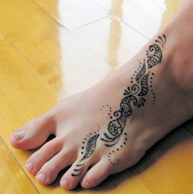 Dalam rangka membuat tato henna dengan benar, Anda harus memiliki tangan yang terampil.