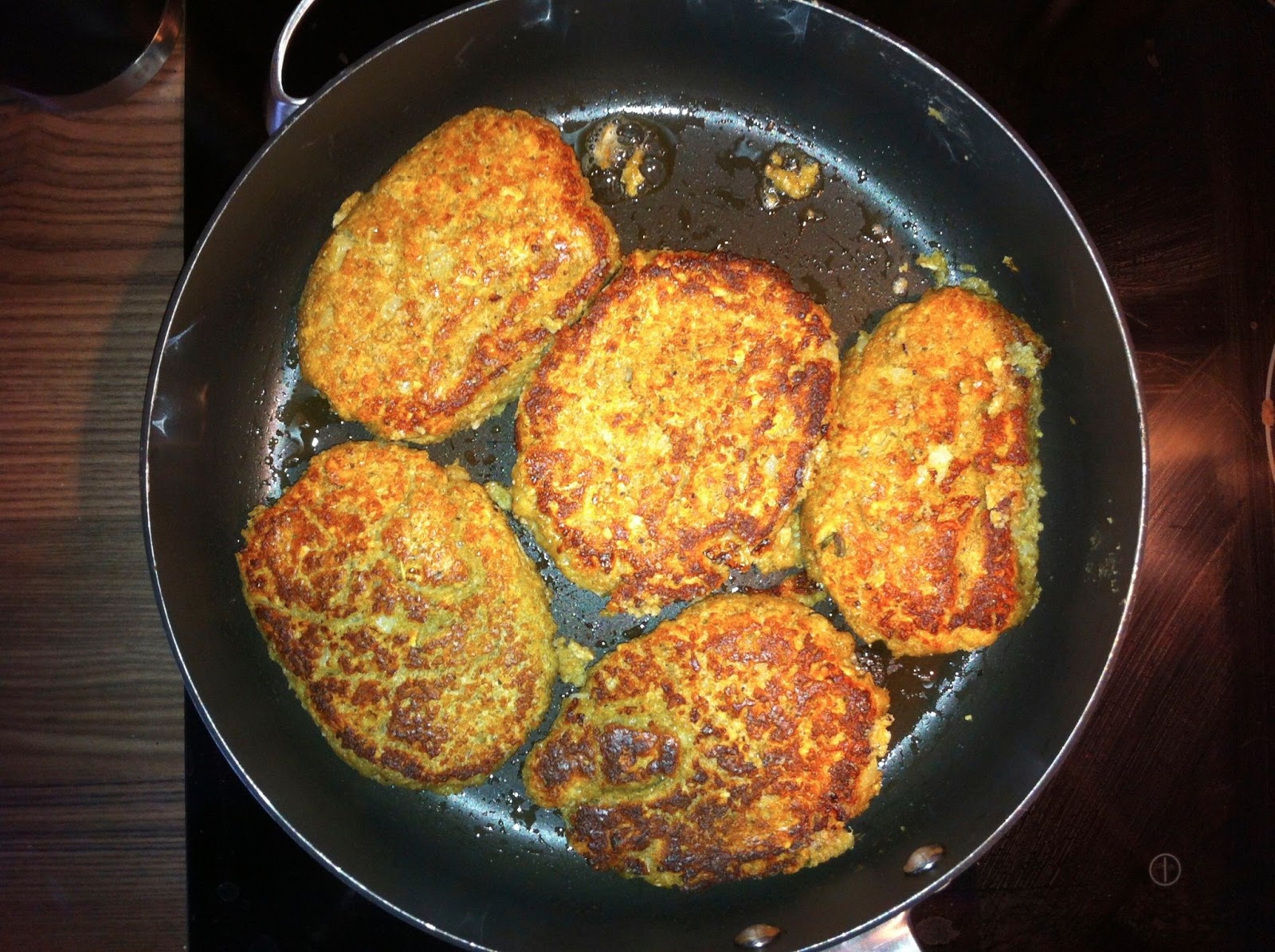 Von Mahlzeit zu Mahlzeit: Grünkernbratlinge mit Kochbananen aus dem Rohr Von Mahlzeit zu Mahlzeit: Grünkernbratlinge mit Kochbananen aus dem Rohr