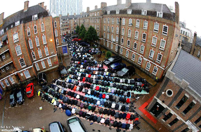 Maometanos rezam numa praça do leste de Londres.