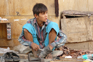 एक शिक्षाप्रद कहानी - मजबूरी की बूट पोलिश एक शिक्षाप्रद कहानी - मजबूरी की बूट पोलिश