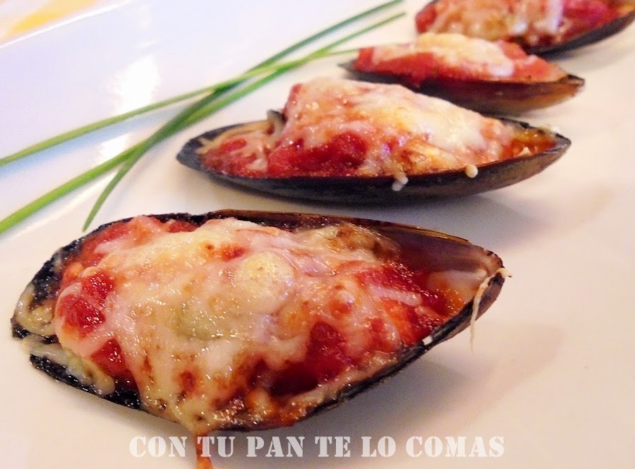 Mejillones gratinados con tomate y queso