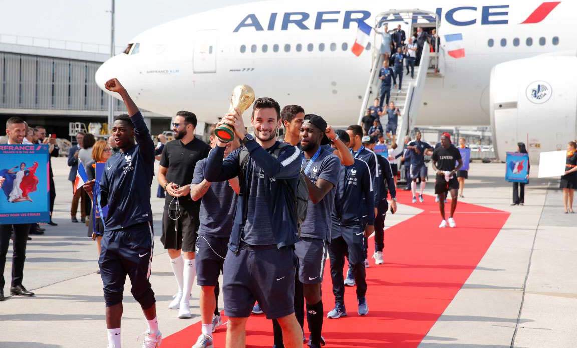 Seleção francesa é recebida com tapete vermelho na chegada a Paris