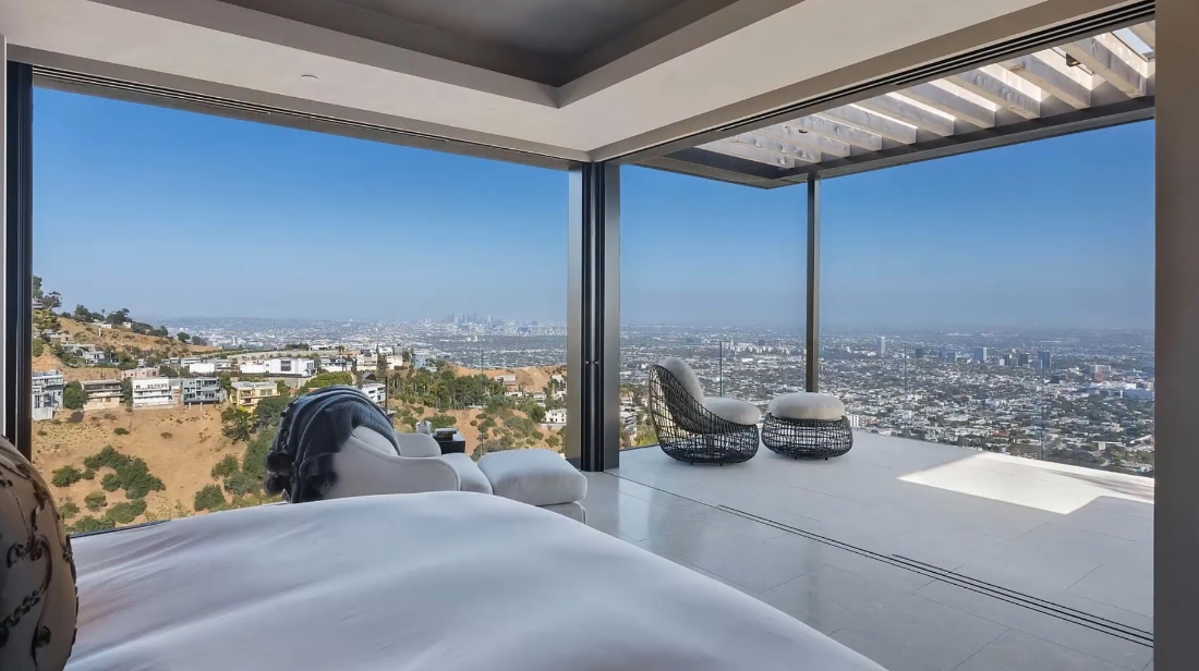 31 Interior Design Photos vs. 1616 Blue Jay Way, Los Angeles Luxury Home Tour