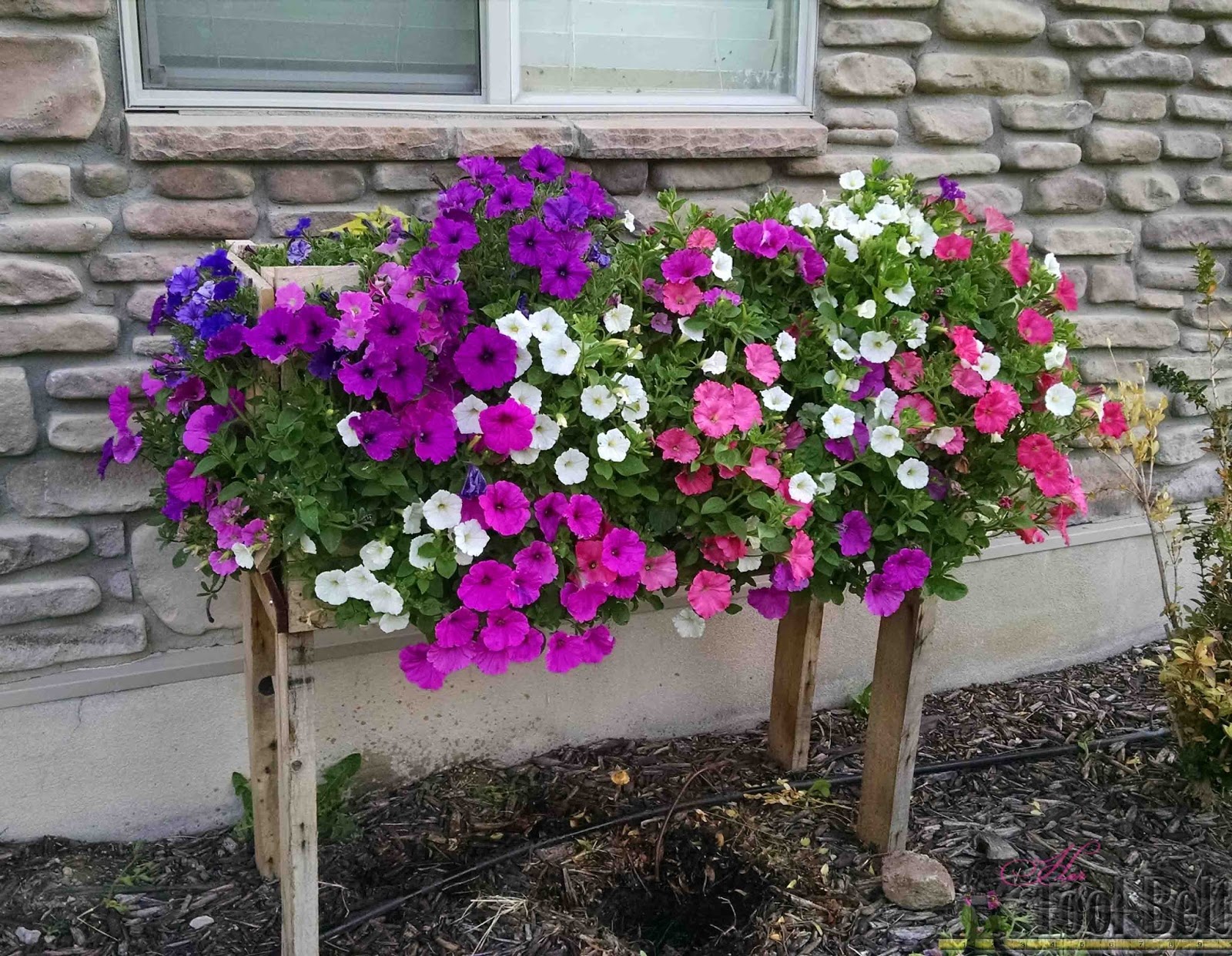 Pallet Planter Box For Cascading Flowers Do it yourself ideas and