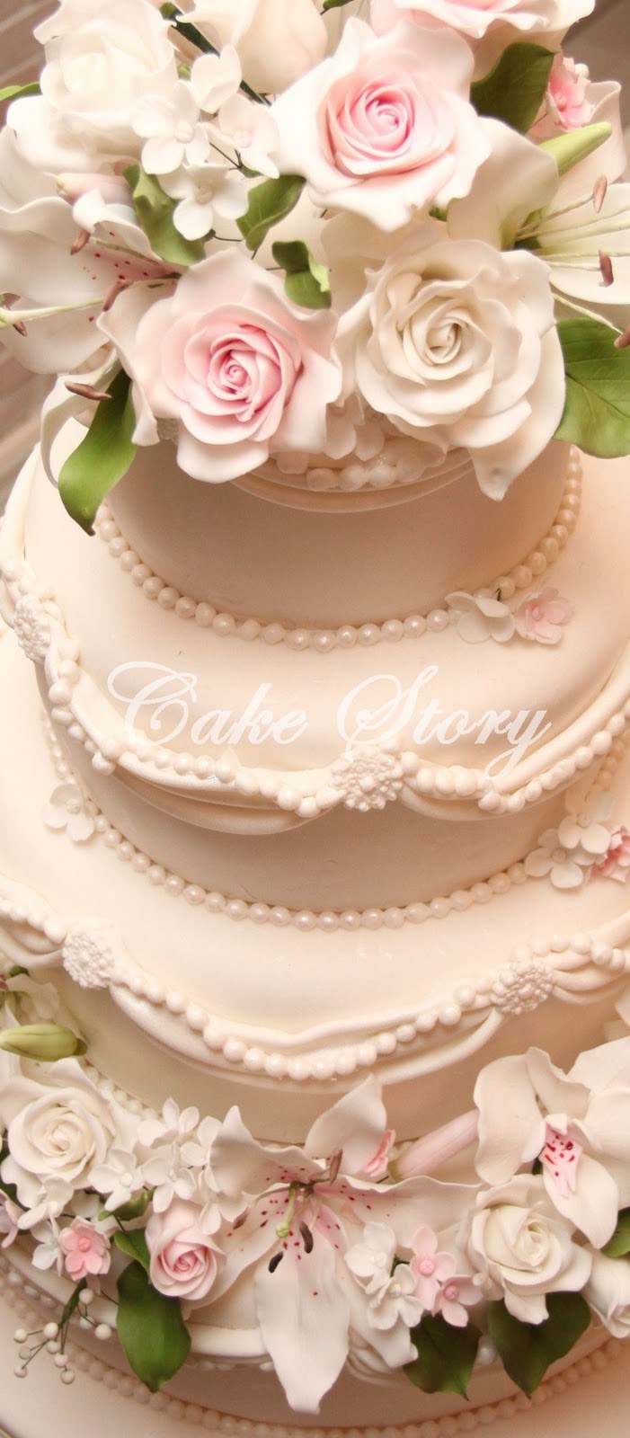 Cake Story Wedding cake with Lilies, Roses an Hydrengeas