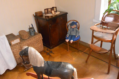 La maison de Tolstoï : la chambre et les jouets des trois petits derniers. Moscou La maison de Tolstoï : dans la chambre , les jouets des plus jeunes.