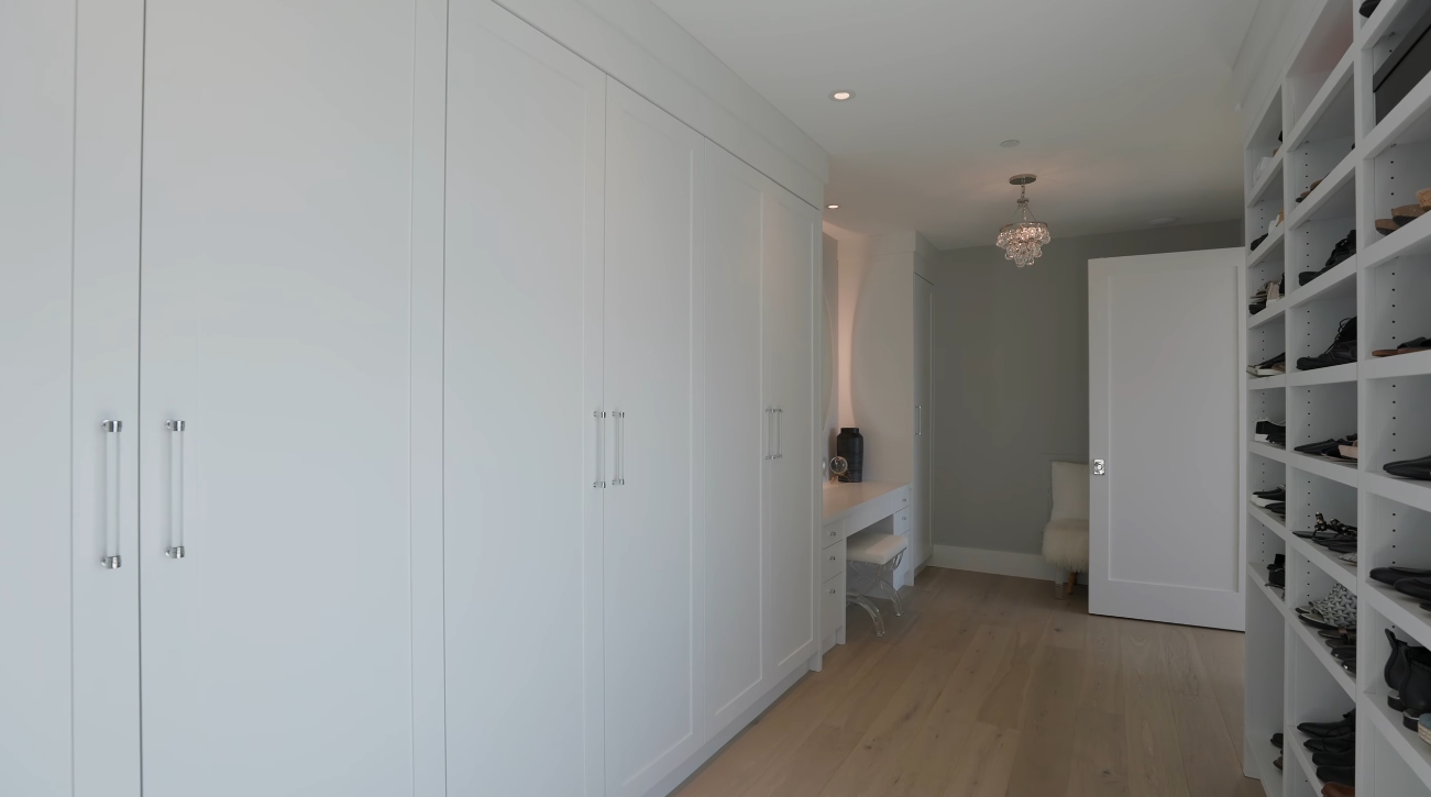 74 Photos vs. Luxury Contemporary Home In West Vancouver Interior Design Tour