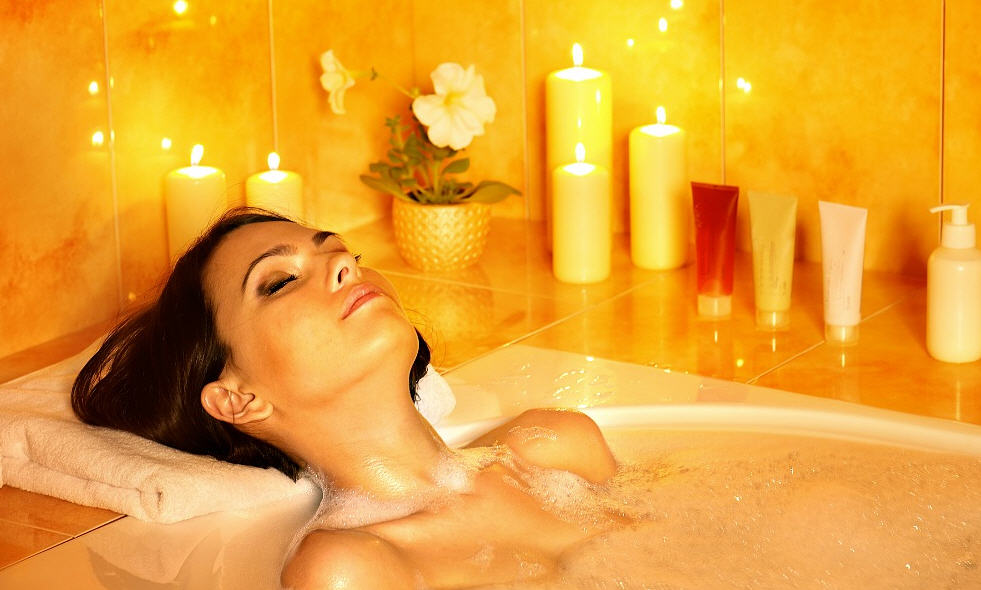 Можно ли принять горячую ванну при температуре. Ванна расслабление. Ванная с эфирными маслами. Ароматерапия ванна. Расслабиться в ванной.
