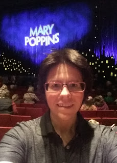 Buchvogel Dani vor der Leinwand auf der Mary Poppins steht