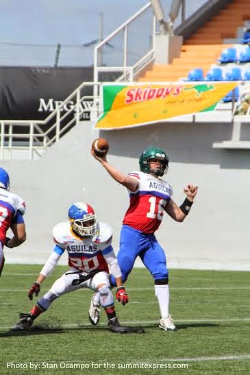 Aguilas Quarter Back Mike Hoese throws a long bomb