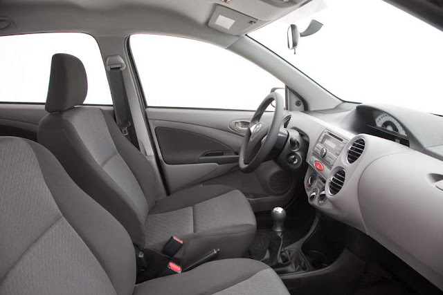 Toyota Etios Hatch - interior - espaço interno