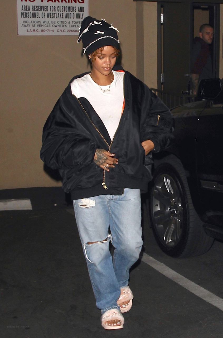 Vergissing risico Belegering New Pic: Rihanna leaves L.A. recording studio in her pink PUMA slippers...  - ~ * Toya'z World * ~
