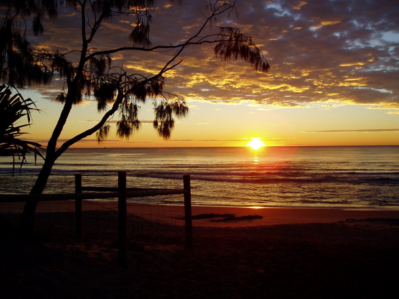 http://4.bp.blogspot.com/-Kj_EMILOTZ0/UC1TymZOA4I/AAAAAAAAAtM/2xBkXhbifpk/s1600/sunrise_sunshine_coast_australia.jpg