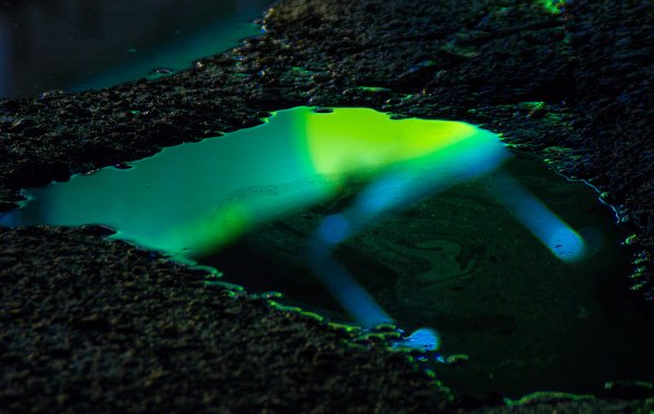 A fotografia de poças de água refletindo as luzes neon da cidade de Slava Semeniuta Slava Semeniuta arte fotografia poças de água refletindo luzes neon noite cidade cores