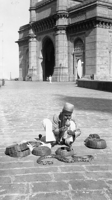 Snake+charmer+at+Gateway+of+India,+Bombay+(Mumbai)+-+India,+1939