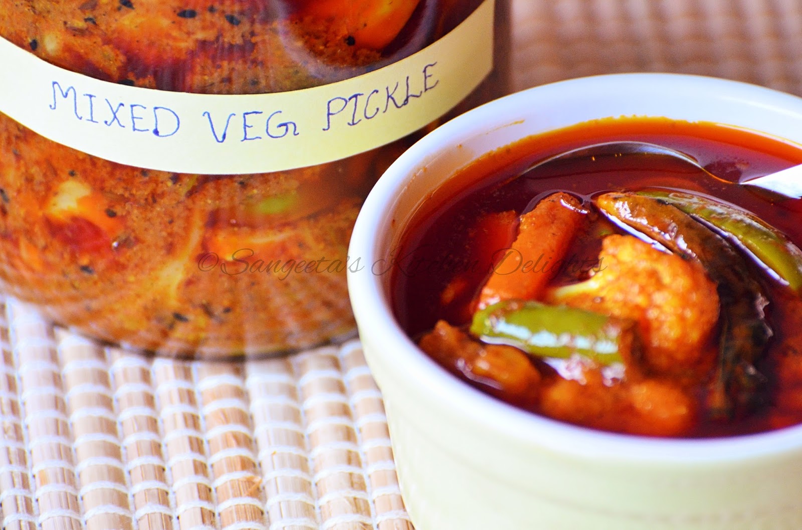 Instant Mixed Vegetable Pickle Carrot, Cauliflower, Capsicum, Lemon