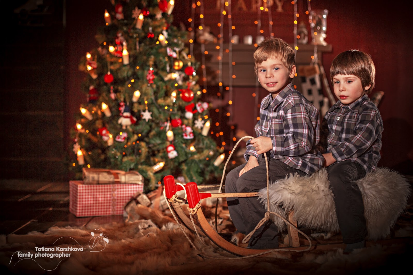 Новогодняя фотосессия братьев. Новогодняя фотосессия брат и сестра. Новогодняя фотосессия брат и сестра. Новогодняя фотосессия 2 брата. Семейная фотосессия в новогодних носках.