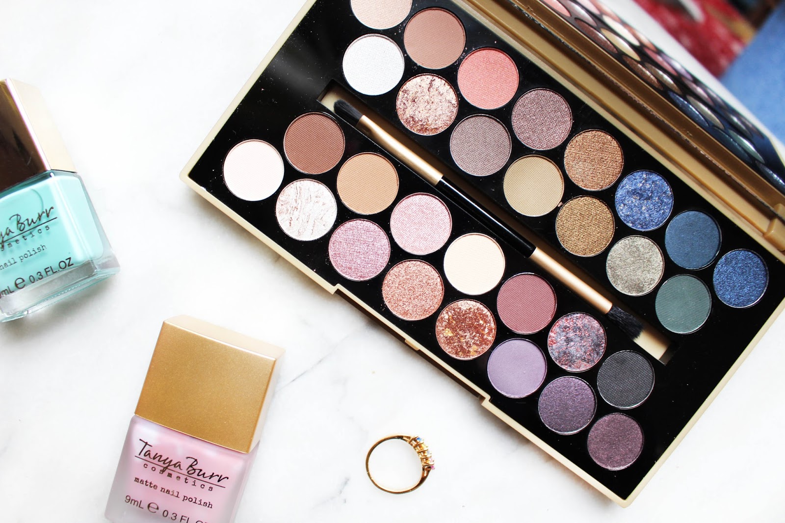 Makeup revolution fortune favours the brave eyeshadow palette. Revolution fortune. Makeup revolution london палетка 30 цветов. Revolution fortune. Revolution makeup / палетка теней 30 eyeshadow palette fortune favours the brave.