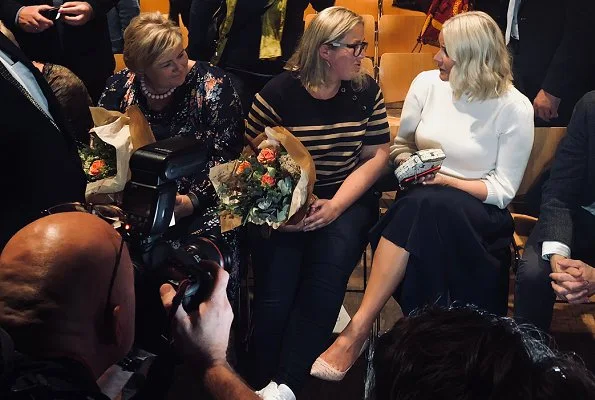 Prime Minister Erna Solberg and author Olaug Nilssen about the author's "Tung tids tale" book. Yvonne Kone Pumps, MaxMara skirt